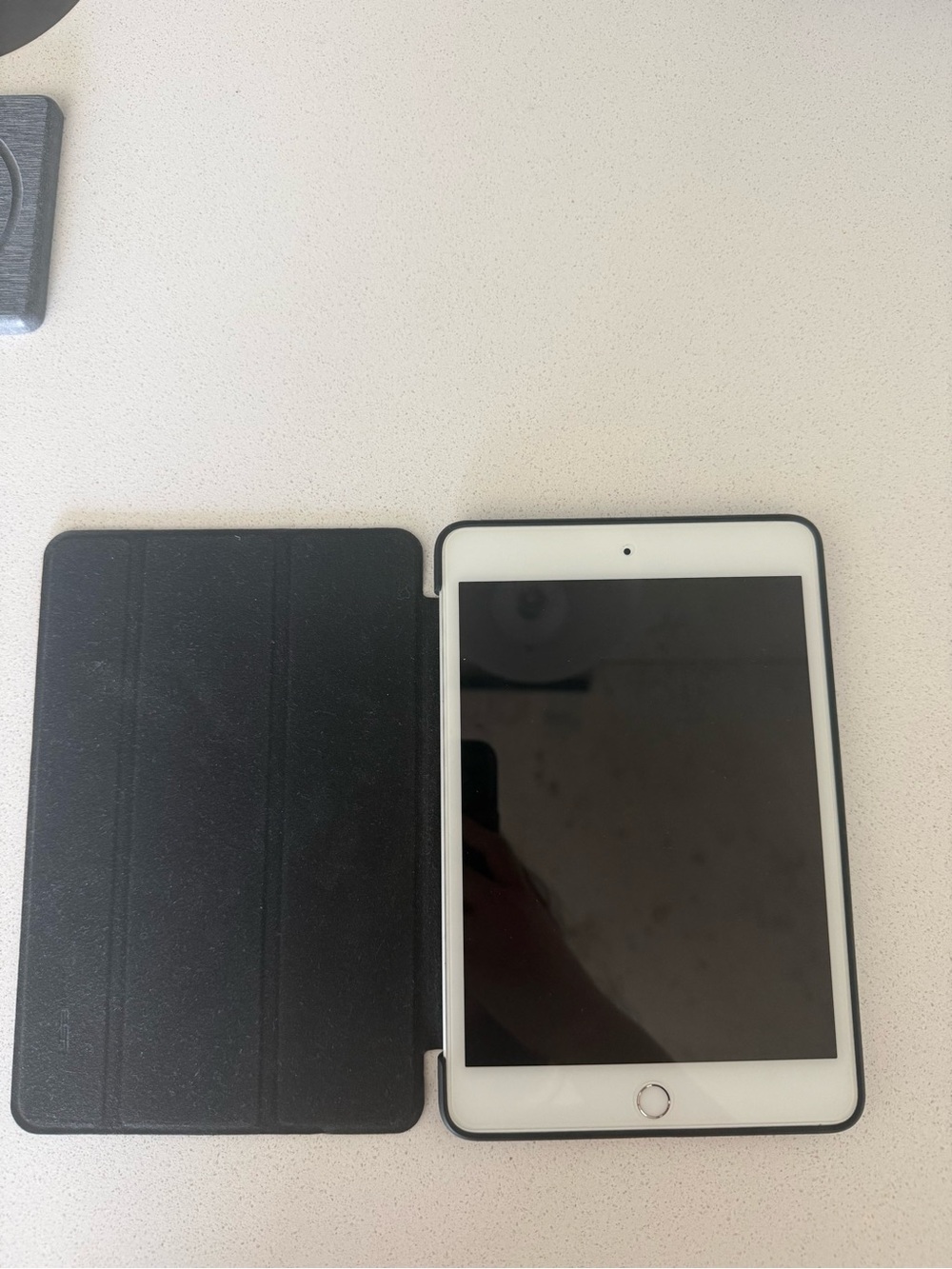 Apple iPad mini with White Front and Black Smart Cover